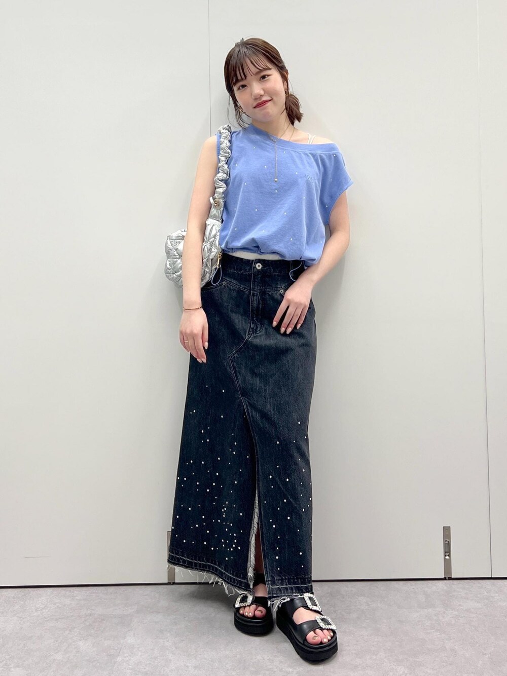 「ストーン、ストーントップス、24ss夏の新作、小旅行、機能素材、吸水速乾、骨格ウェーブ、ブルベ、ショルダーバッグ、シルバー、ブルー、デニム、スリット、サンダル、厚底」｜「VISのカップ付きキャミソール【洗える】（キャミソール、ホワイト系）」を使った、minary1005さん（レディース・158cm）の夏コーディネートの1枚目の写真