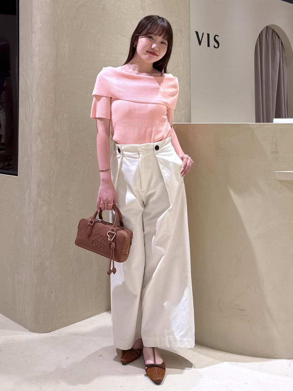 「骨格ウェーブ、身長158cm、夏コーデ、初秋コーデ、デートコーデ、お出かけコーデ、パンツスタイル、ヘルシーコーデ、きれいめコーデ、VIS、ウェーブ、ブルべ夏、乾燥、トップス、ニット/セーター」｜「VISの【夏トク価格/店頭人気】【アンチピリング/UVケア/洗える】オフショルハーフスリーブニット（ニット/セーター、ピンク系）」を使った、minary1005さん（レディース・158cm）の夏コーディネートの1枚目の写真