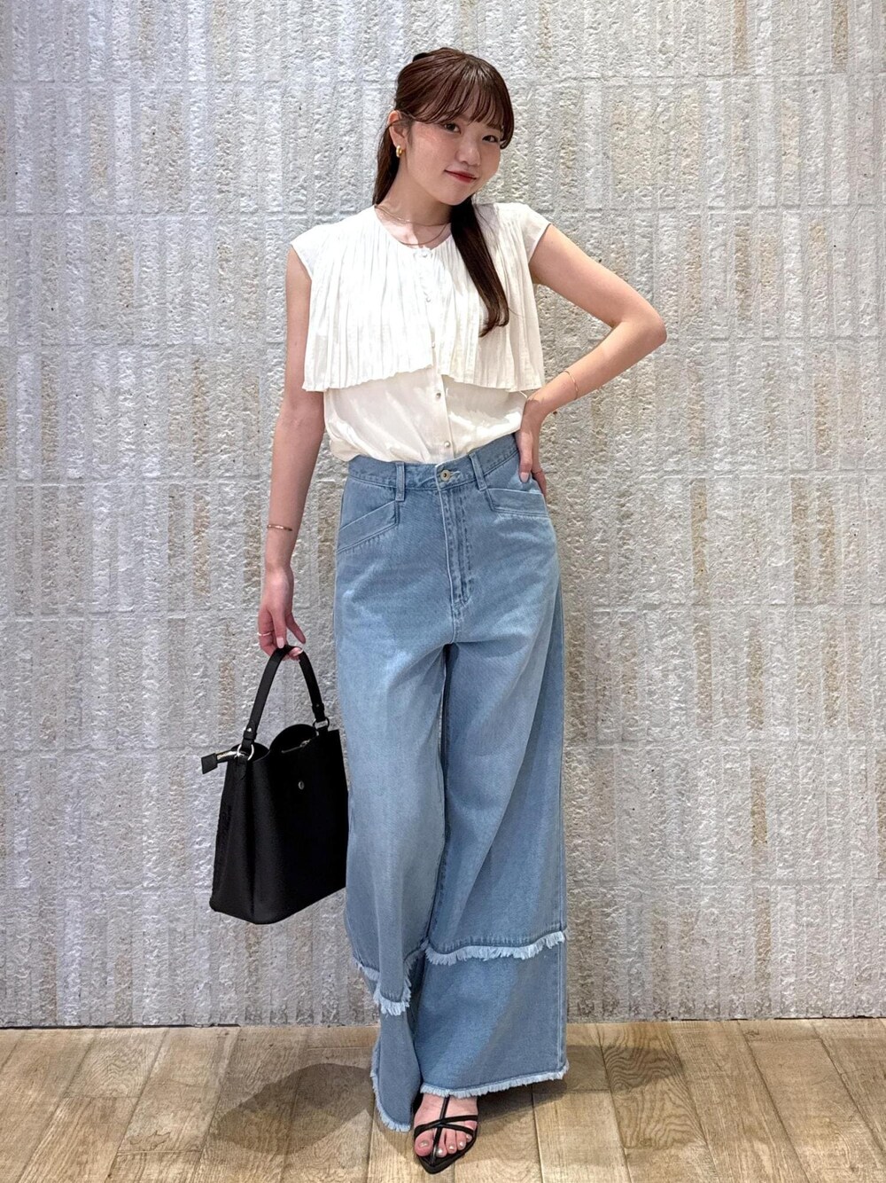 ブラック系のショルダーバッグ、ブラック系のサンダル、ホワイト系のキャミソールを着用したレディースの夏コーディネートの1枚目の写真