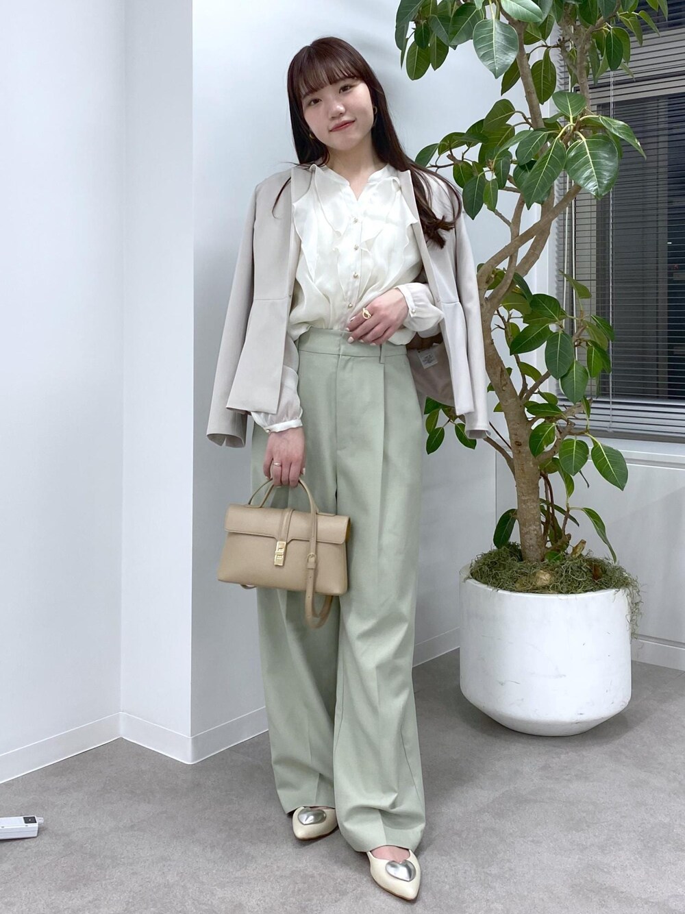 「骨格ウェーブ、身長158cm、初春コーデ、春コーデ、入学式コーデ、入園式コーデ、デートコーデ、女子会コーデ、パンツスタイル、フェミニンコーデ、きれいめコーデ、VIS、ウェーブ、ブルべ夏、乾燥」｜「VISの【新色追加】ひねり金具ワンハンドルミニショルダーバッグ【2WAY（ショルダーバッグ、ベージュ系）」を使った、minary1005さん（レディース・158cm）の冬コーディネートの1枚目の写真