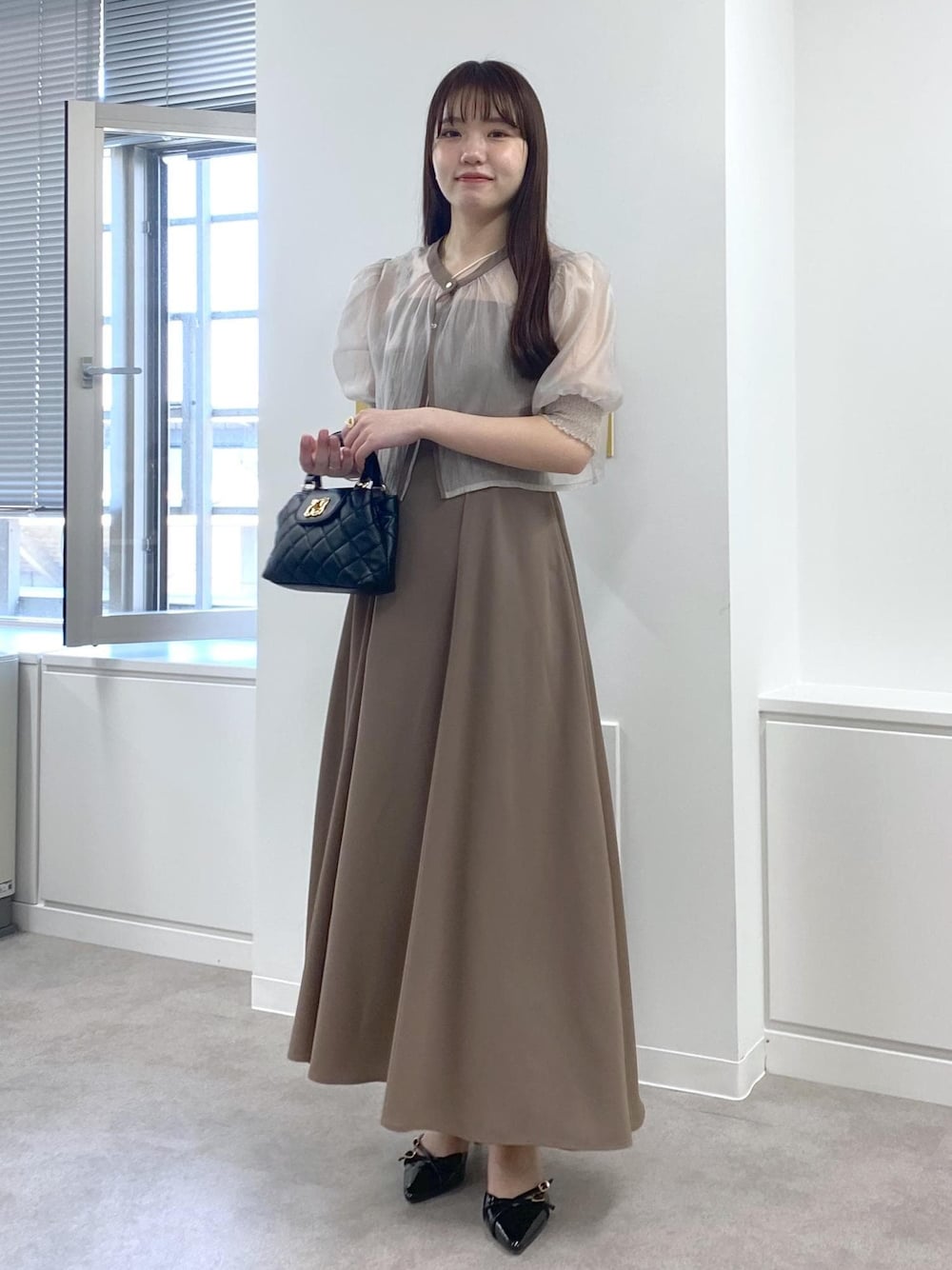 「春コーデ、夏コーデ、秋コーデ、セレモニーコーデ、結婚式コーデ、デートコーデ、お出かけコーデ、女子会コーデ、フェミニンコーデ、きれいめコーデ、VIS、ウェーブ、ブルべ夏、乾燥、ワンピース」｜「VISの【2WAY】変形ひねりキルティングミニショルダーバッグ（ショルダーバッグ、ブラック系）」を使った、minary1005さん（レディース・158cm）の春コーディネートの1枚目の写真