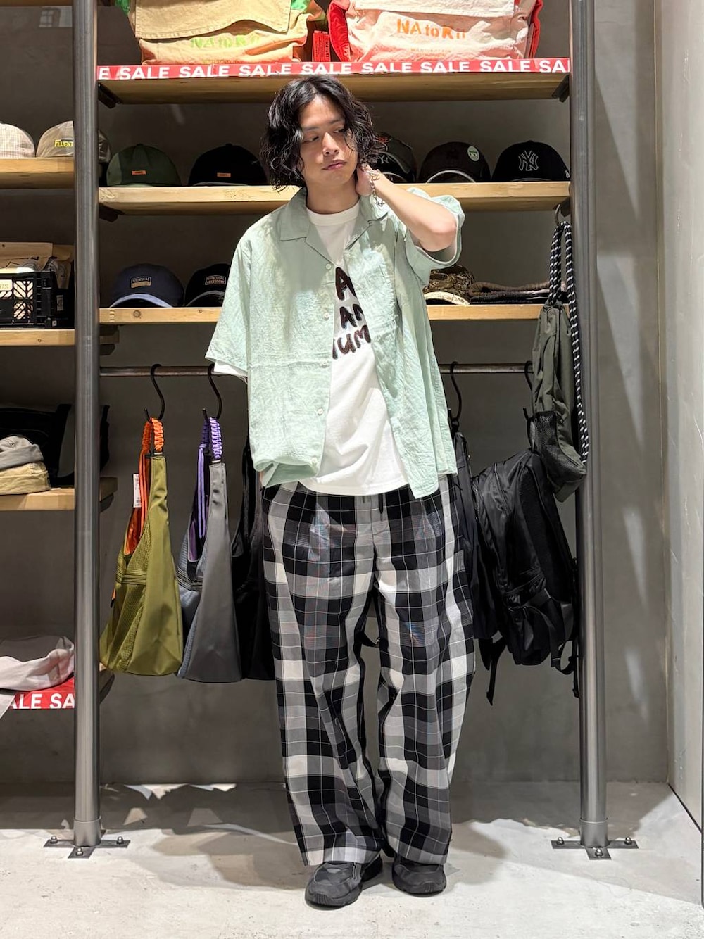 グリーン系のシャツ/ブラウス、ブラック系のその他パンツ、ホワイト系のTシャツ/カットソーを着用したメンズの夏コーディネートの1枚目の写真
