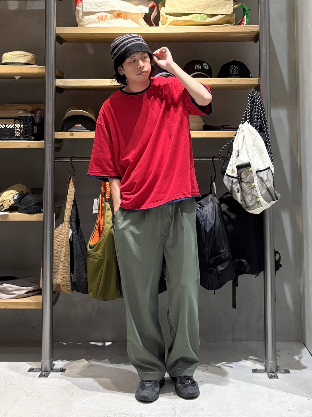 グリーン系のその他パンツ、レッド系のTシャツ/カットソー、ブラック系のハットを着用したメンズの夏コーディネートの1枚目の写真