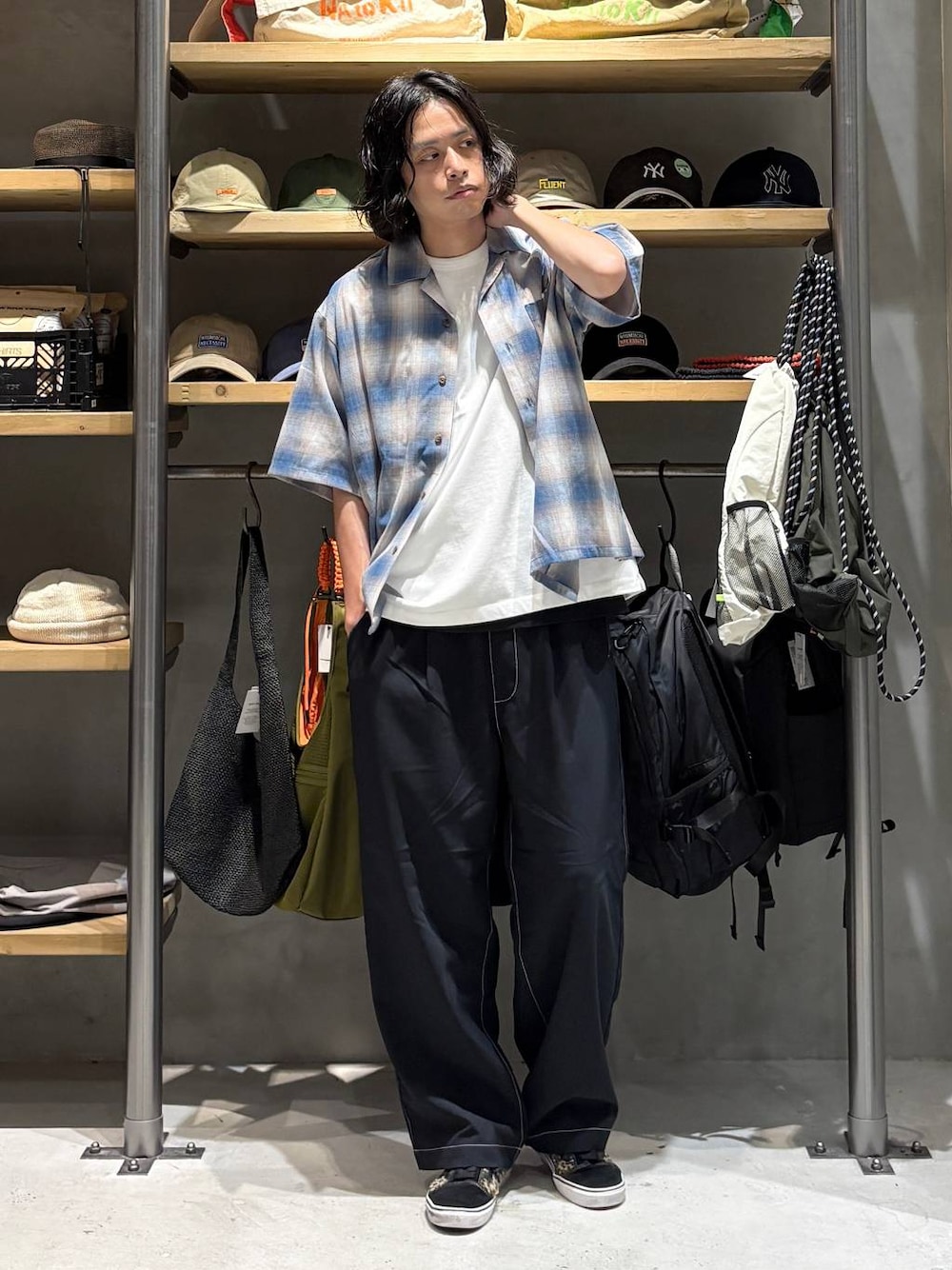 ブラック系のその他パンツ、ホワイト系のTシャツ/カットソー、ブルー系のシャツ/ブラウスを着用したメンズの夏コーディネートの1枚目の写真