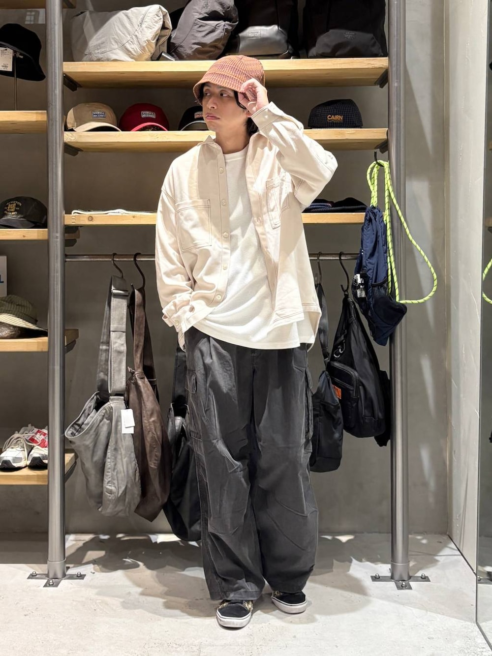 ベージュ系のシャツ/ブラウス、ブラック系のカーゴパンツ、ホワイト系のTシャツ/カットソーを着用したメンズの秋コーディネートの1枚目の写真