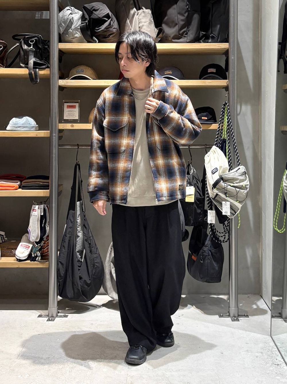 ブラック系のその他パンツ、ブラウン系のブルゾン、その他のスウェットを着用したメンズの秋コーディネートの1枚目の写真