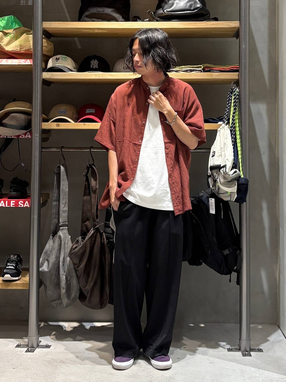 ブラック系のその他パンツ、ブラウン系のシャツ/ブラウス、ホワイト系のTシャツ/カットソーを着用したメンズの夏コーディネートの1枚目の写真