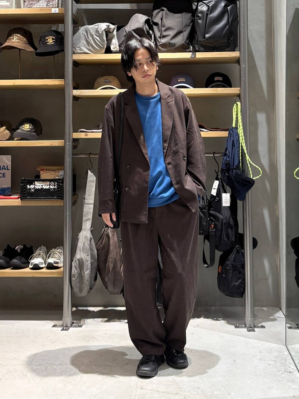 ブラウン系のその他パンツ、ブラック系のショルダーバッグ、ブラウン系のその他アウターを着用したメンズの秋コーディネートの1枚目の写真