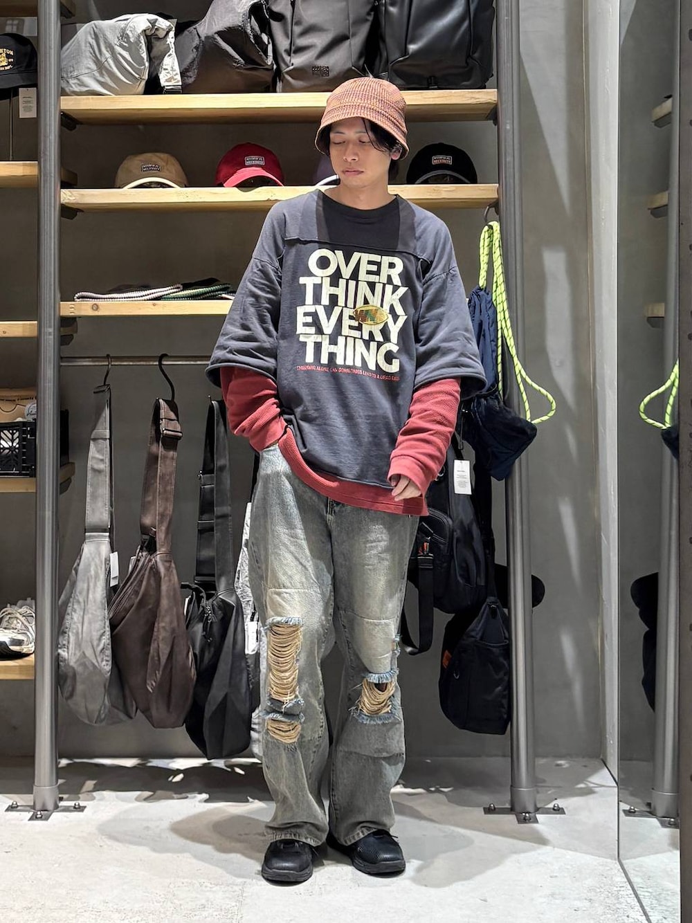 グレー系のTシャツ/カットソー、ブルー系のデニムパンツ、ブラウン系のハットを着用したメンズの秋コーディネートの1枚目の写真