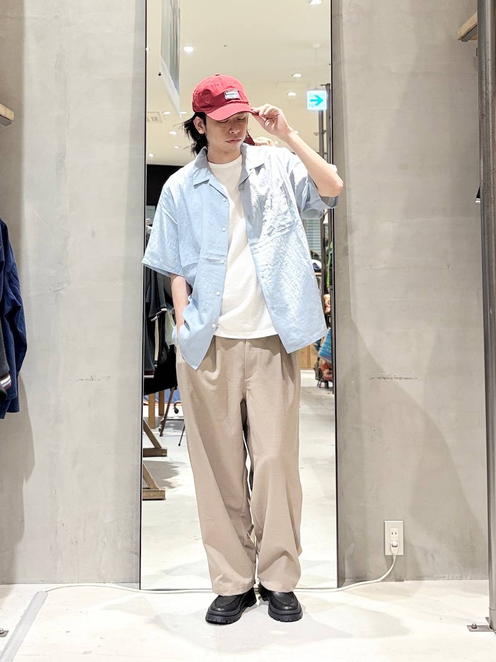 ブラック系のローファー、ベージュ系のその他パンツ、ブルー系のシャツ/ブラウスを着用したメンズの春コーディネートの1枚目の写真