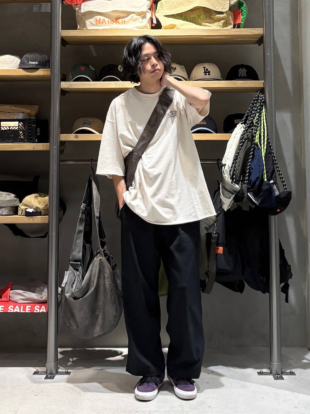 ブラウン系のショルダーバッグ、ホワイト系のTシャツ/カットソー、ブラック系のその他パンツを着用したメンズの夏コーディネートの1枚目の写真