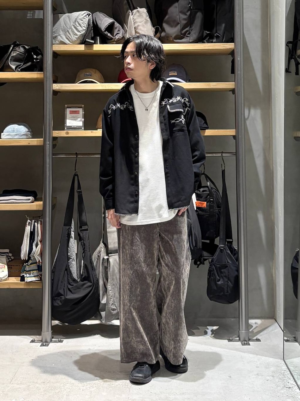 ホワイト系のTシャツ/カットソー、ブラック系のシャツ/ブラウス、グレー系のデニムパンツを着用したメンズの秋コーディネートの1枚目の写真