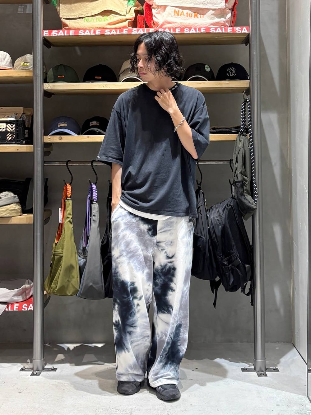 ブラック系のTシャツ/カットソー、ブラック系のスウェットパンツ、その他のブレスレットを着用したメンズの夏コーディネートの1枚目の写真