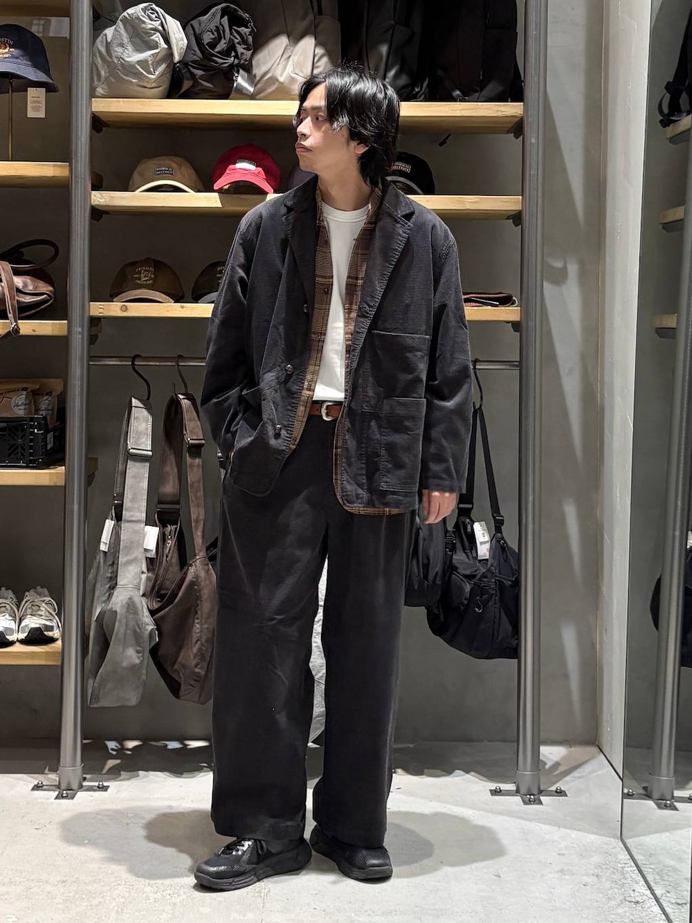 グレー系のその他パンツ、ブラウン系のシャツ/ブラウス、ホワイト系のTシャツ/カットソーを着用したメンズの秋コーディネートの1枚目の写真