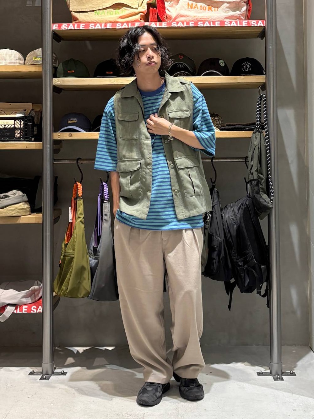グリーン系のベスト、ベージュ系のその他パンツ、その他のTシャツ/カットソーを着用したメンズの夏コーディネートの1枚目の写真