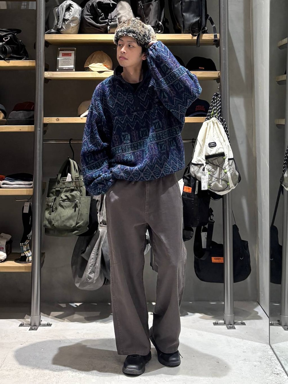 ブラウン系のチノパンツ、ブルー系のその他トップス、ブラック系のキャップを着用したメンズの秋コーディネートの1枚目の写真