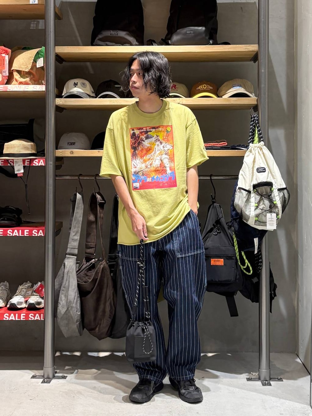 ブラック系のショルダーバッグ、イエロー系のTシャツ/カットソー、その他のデニムパンツを着用したメンズの夏コーディネートの1枚目の写真