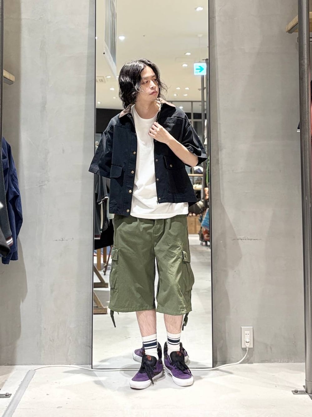 ブラック系のミリタリージャケット、グリーン系のカーゴパンツ、ホワイト系のTシャツ/カットソーを着用したメンズの春コーディネートの1枚目の写真