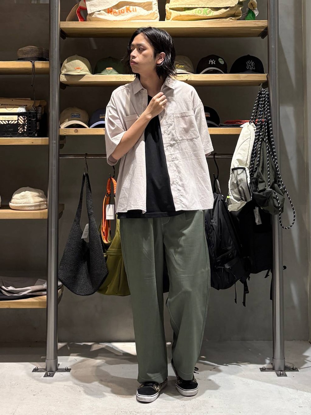 ブラック系のTシャツ/カットソー、グリーン系のその他パンツ、ホワイト系のシャツ/ブラウスを着用したメンズの夏コーディネートの1枚目の写真