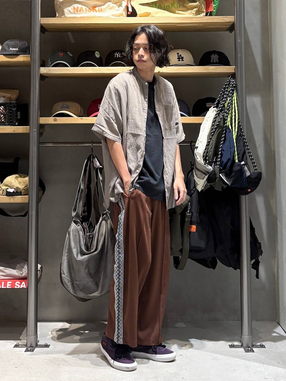 グレー系のシャツ/ブラウス、ブラック系のTシャツ/カットソーを着用したメンズの夏コーディネートの1枚目の写真