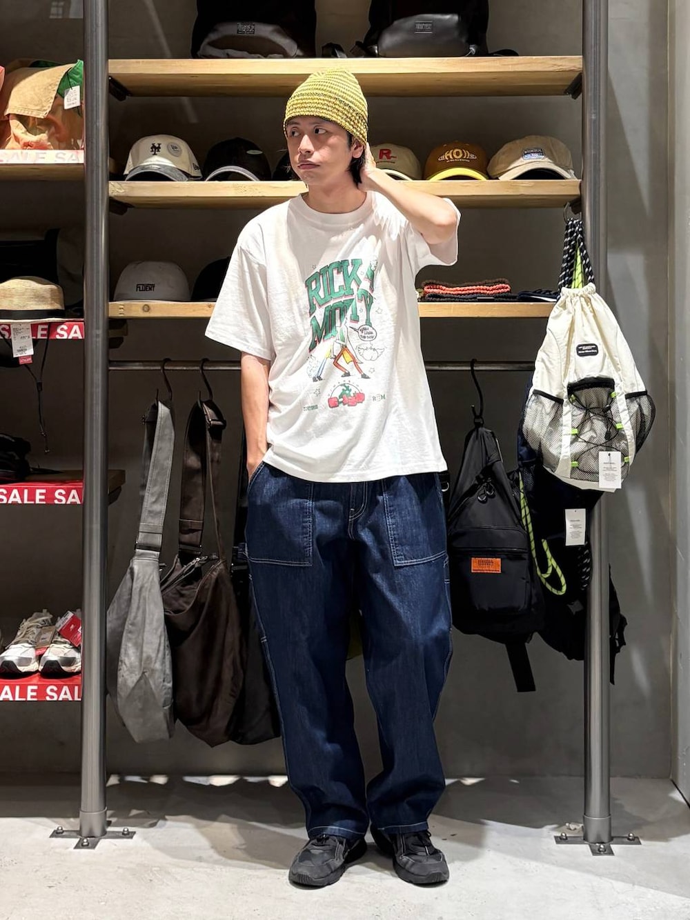 ホワイト系のTシャツ/カットソー、ブルー系のデニムパンツ、イエロー系のニットキャップ/ビーニーを着用したメンズの夏コーディネートの1枚目の写真