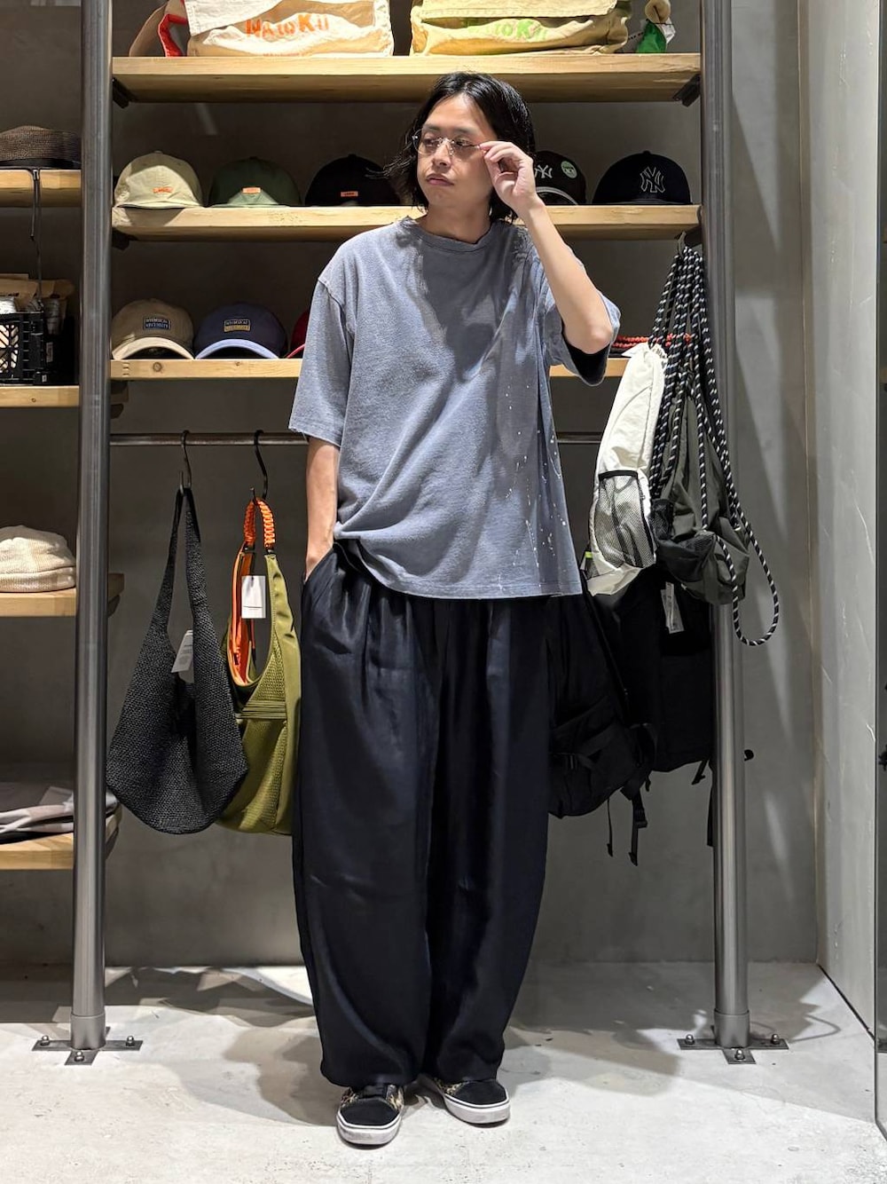 ブルー系のTシャツ/カットソーを着用したメンズの夏コーディネートの1枚目の写真