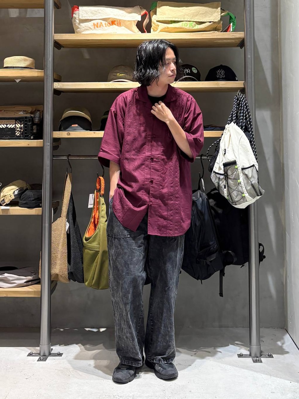 ブラック系のTシャツ/カットソー、ブラック系のその他パンツ、レッド系のシャツ/ブラウスを着用したメンズの夏コーディネートの1枚目の写真