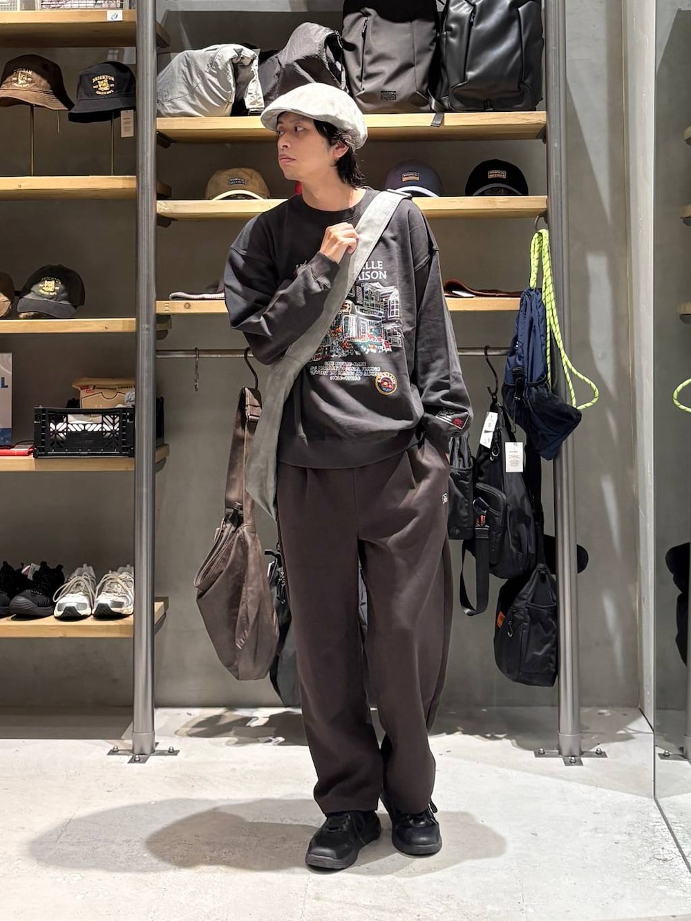 グレー系のショルダーバッグ、ブラウン系のスウェットパンツ、グレー系のスウェットを着用したメンズの秋コーディネートの1枚目の写真