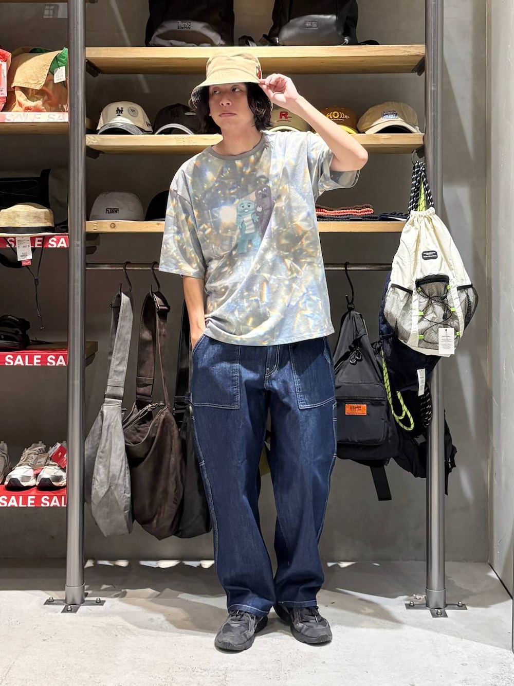 グレー系のTシャツ/カットソー、ブルー系のデニムパンツ、ベージュ系のハットを着用したメンズの夏コーディネートの1枚目の写真