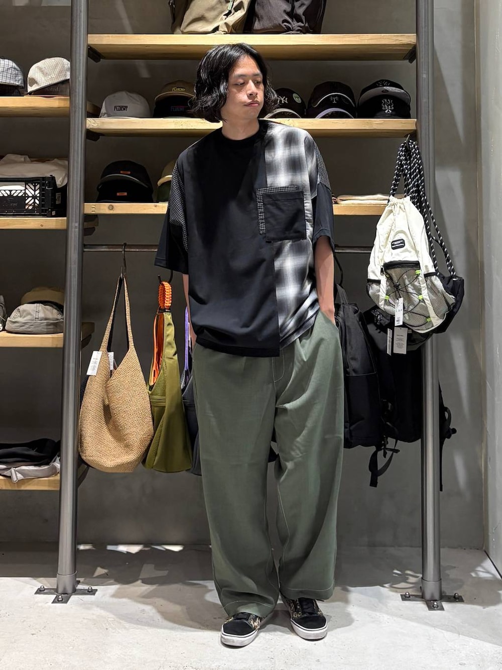 ブラック系のTシャツ/カットソー、グリーン系のその他パンツを着用したメンズの夏コーディネートの1枚目の写真