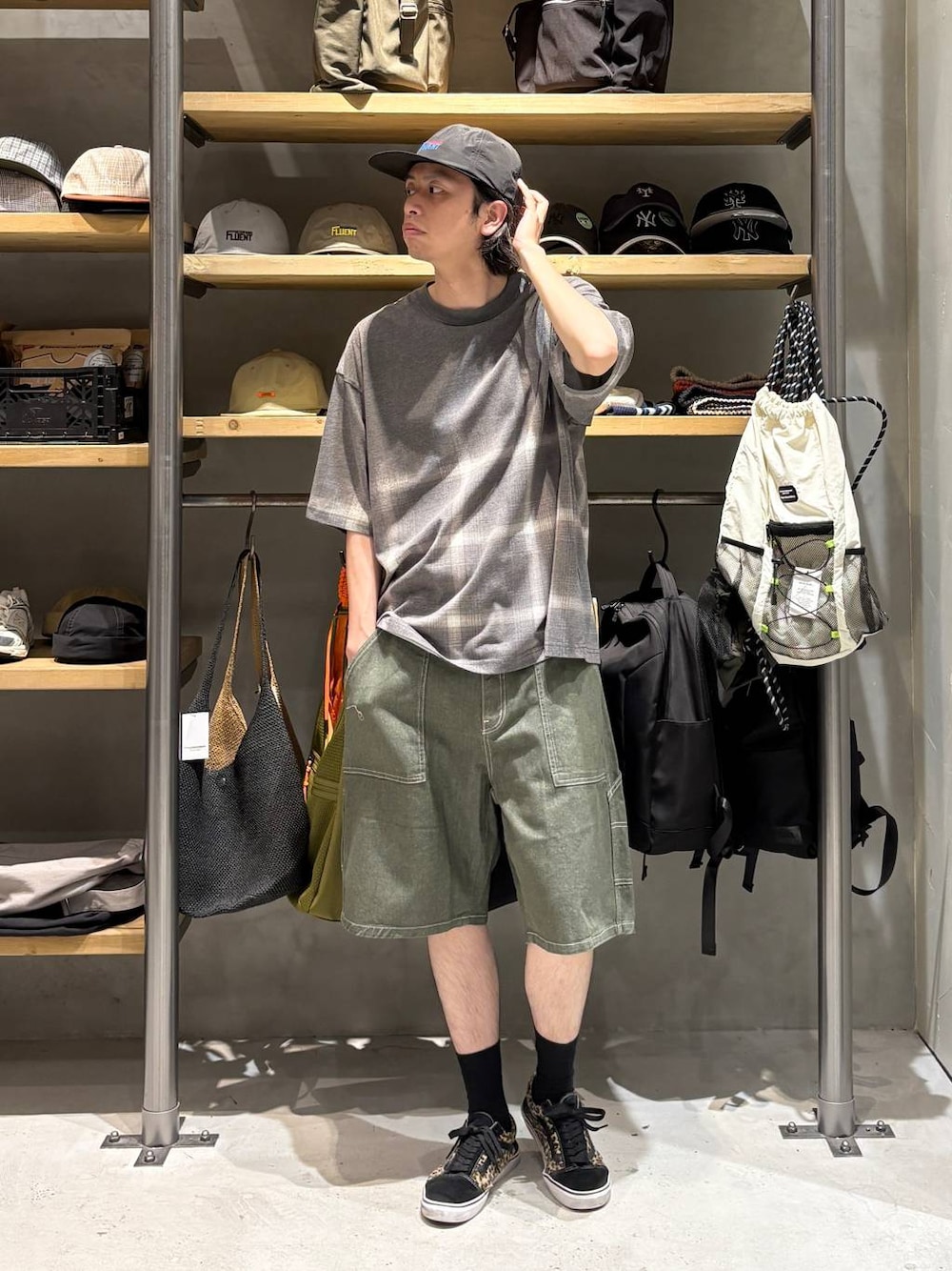 グリーン系のデニムパンツ、グレー系のTシャツ/カットソー、ブラック系のキャップを着用したメンズの夏コーディネートの1枚目の写真