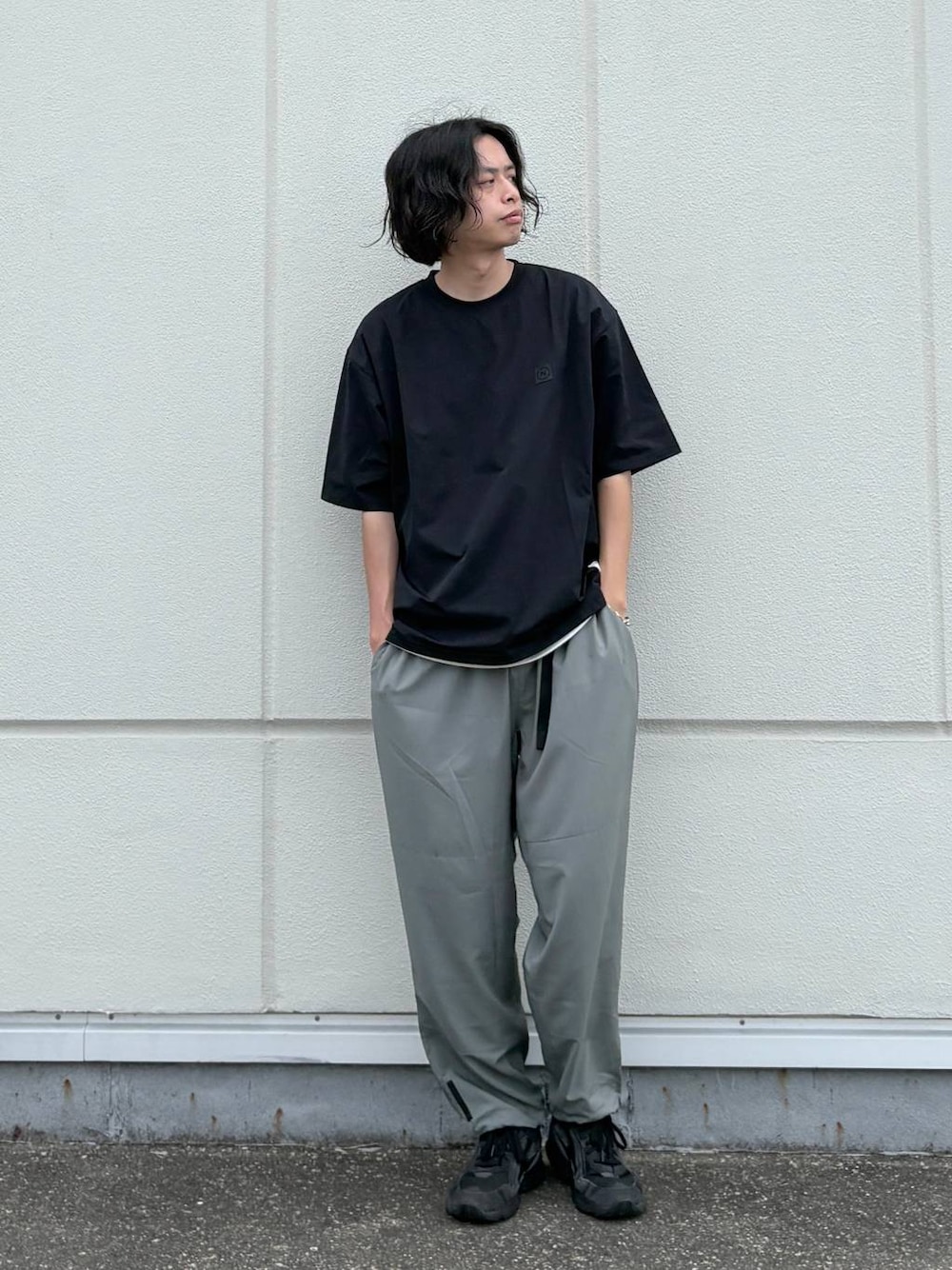 ブラック系のTシャツ/カットソー、グリーン系のその他パンツを着用したメンズの夏コーディネートの1枚目の写真