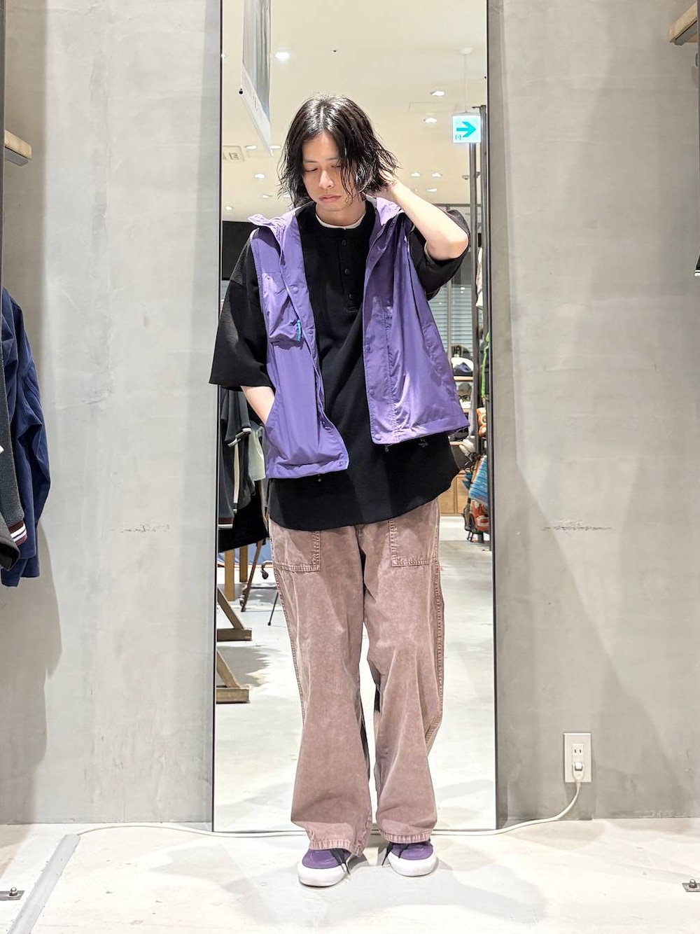 パープル系のベスト、ブラック系のTシャツ/カットソー、ブラウン系のその他パンツを着用したメンズの春コーディネートの1枚目の写真