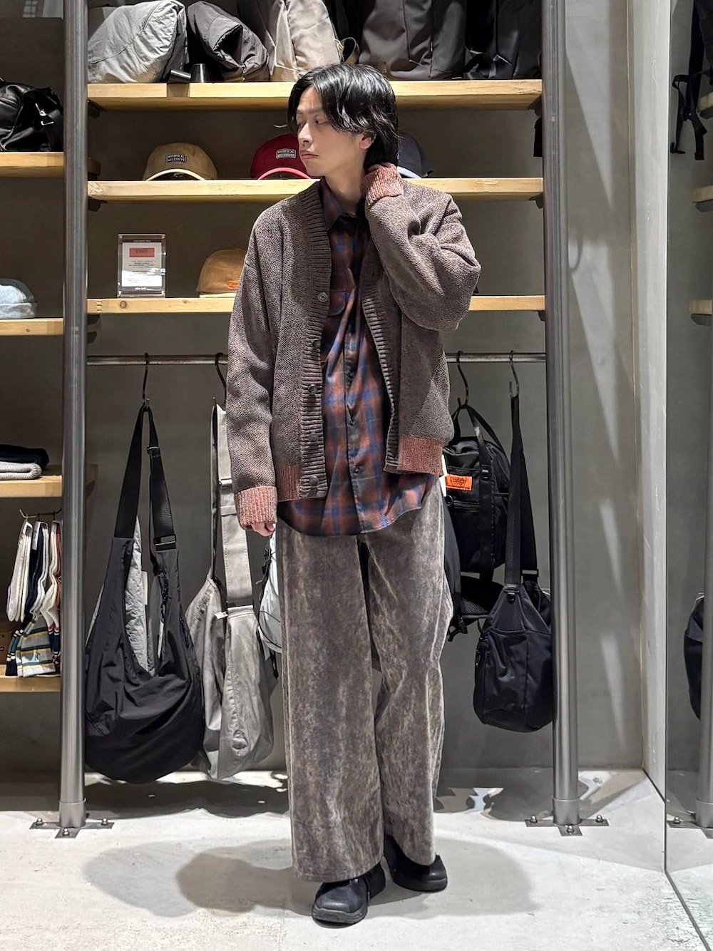 レッド系のシャツ/ブラウス、ブラウン系のカーディガン/ボレロ、グレー系のデニムパンツを着用したメンズの秋コーディネートの1枚目の写真