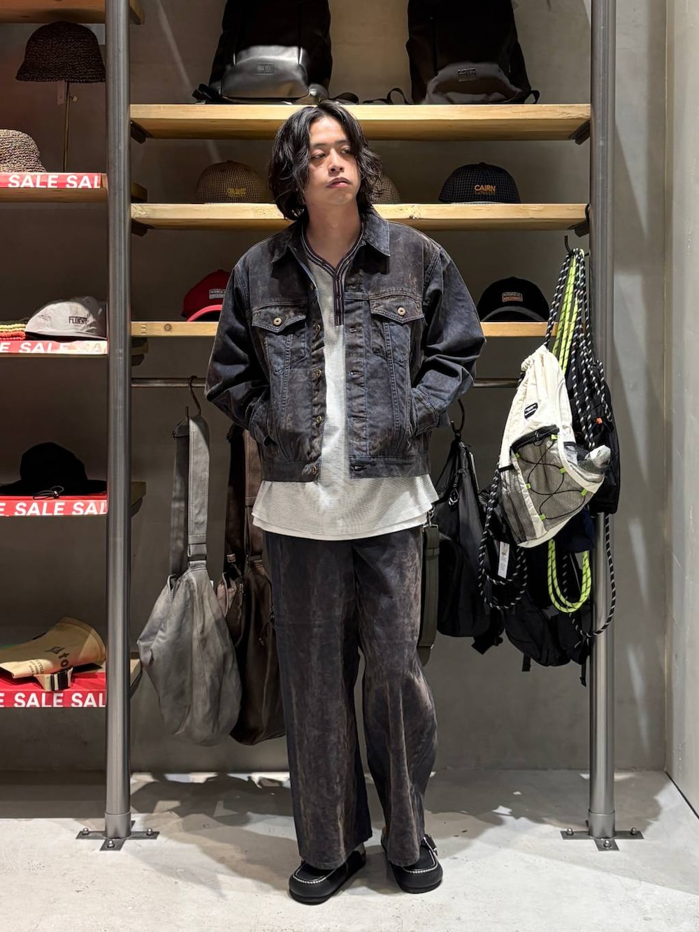 ホワイト系のTシャツ/カットソー、ブルー系のデニムジャケット、ブルー系のデニムパンツを着用したメンズの夏コーディネートの1枚目の写真