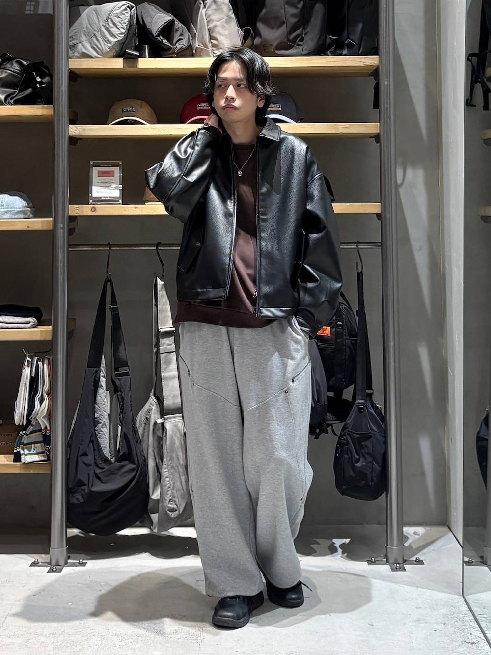 グレー系のブルゾン、グレー系のスウェットパンツ、ブラウン系のスウェットを着用したメンズの秋コーディネートの1枚目の写真