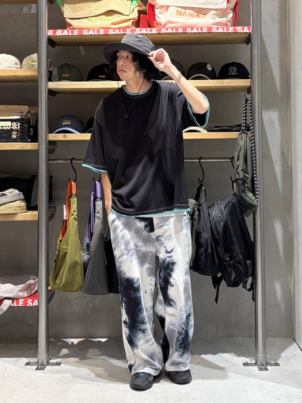 ブラック系のスウェットパンツ、ブラック系のTシャツ/カットソー、その他のブレスレットを着用したメンズの夏コーディネートの1枚目の写真