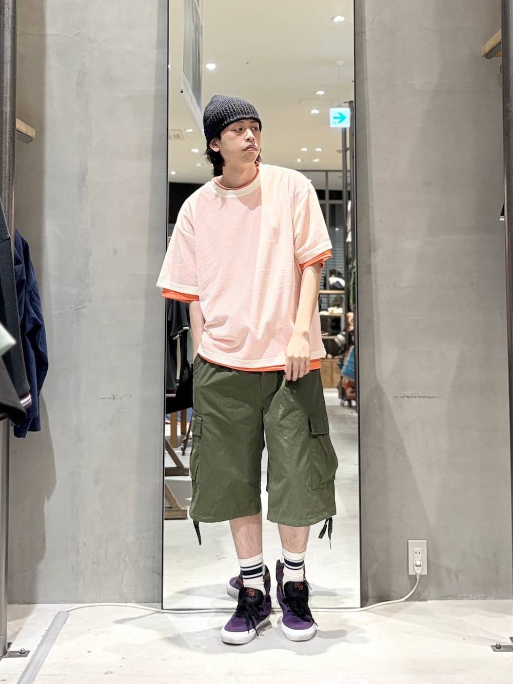 グリーン系のカーゴパンツ、その他のTシャツ/カットソー、ブラック系のニットキャップ/ビーニーを着用したメンズの春コーディネートの1枚目の写真