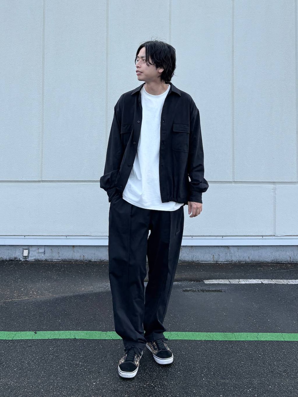 ブラック系のシャツ/ブラウス、ブラック系のその他パンツ、ホワイト系のTシャツ/カットソーを着用したメンズの夏コーディネートの1枚目の写真