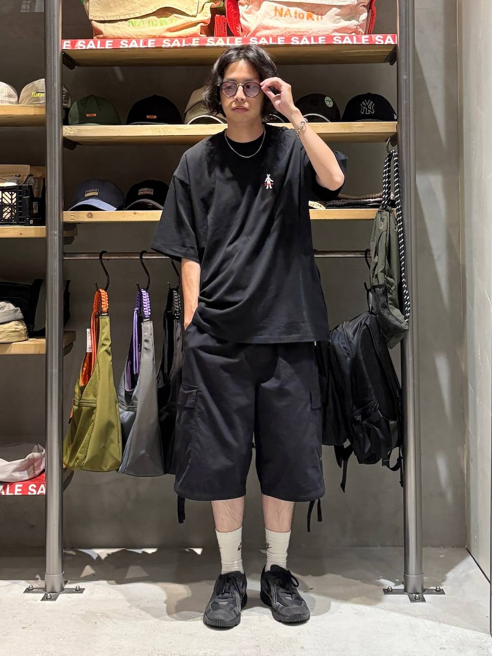 ブラック系のカーゴパンツ、その他のTシャツ/カットソー、その他のサングラスを着用したメンズの夏コーディネートの1枚目の写真