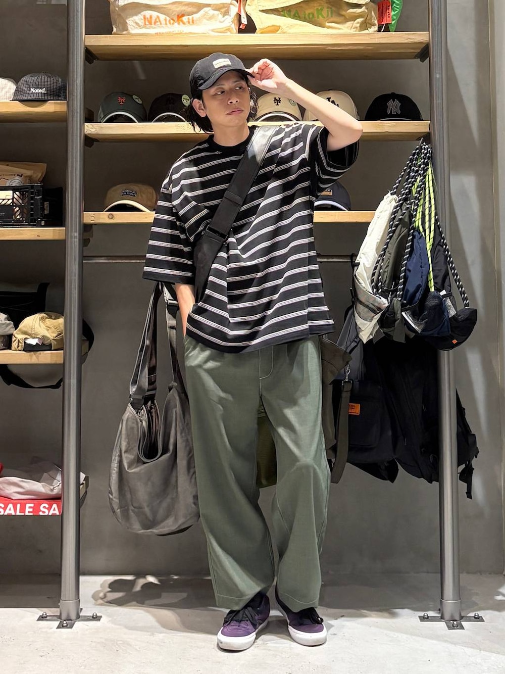 ブラック系のショルダーバッグ、ブラック系のTシャツ/カットソー、グリーン系のその他パンツを着用したメンズの夏コーディネートの1枚目の写真