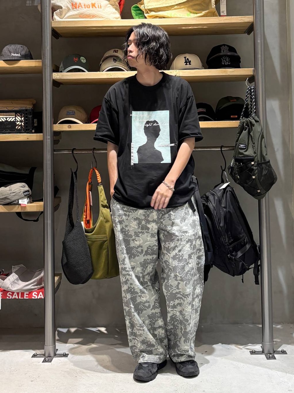 その他のその他パンツ、グレー系のTシャツ/カットソー、その他のブレスレットを着用したメンズの夏コーディネートの1枚目の写真