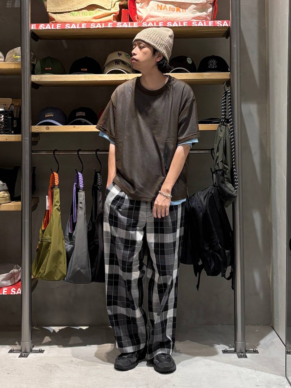 ブラック系のその他パンツ、ブラウン系のTシャツ/カットソー、ベージュ系のニットキャップ/ビーニーを着用したメンズの夏コーディネートの1枚目の写真