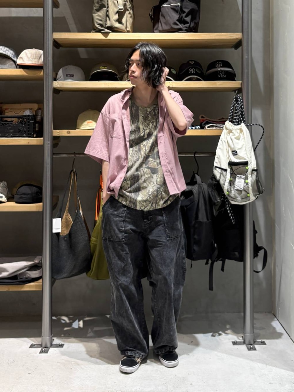 ブラック系のその他パンツ、ピンク系のシャツ/ブラウスを着用したメンズの夏コーディネートの1枚目の写真