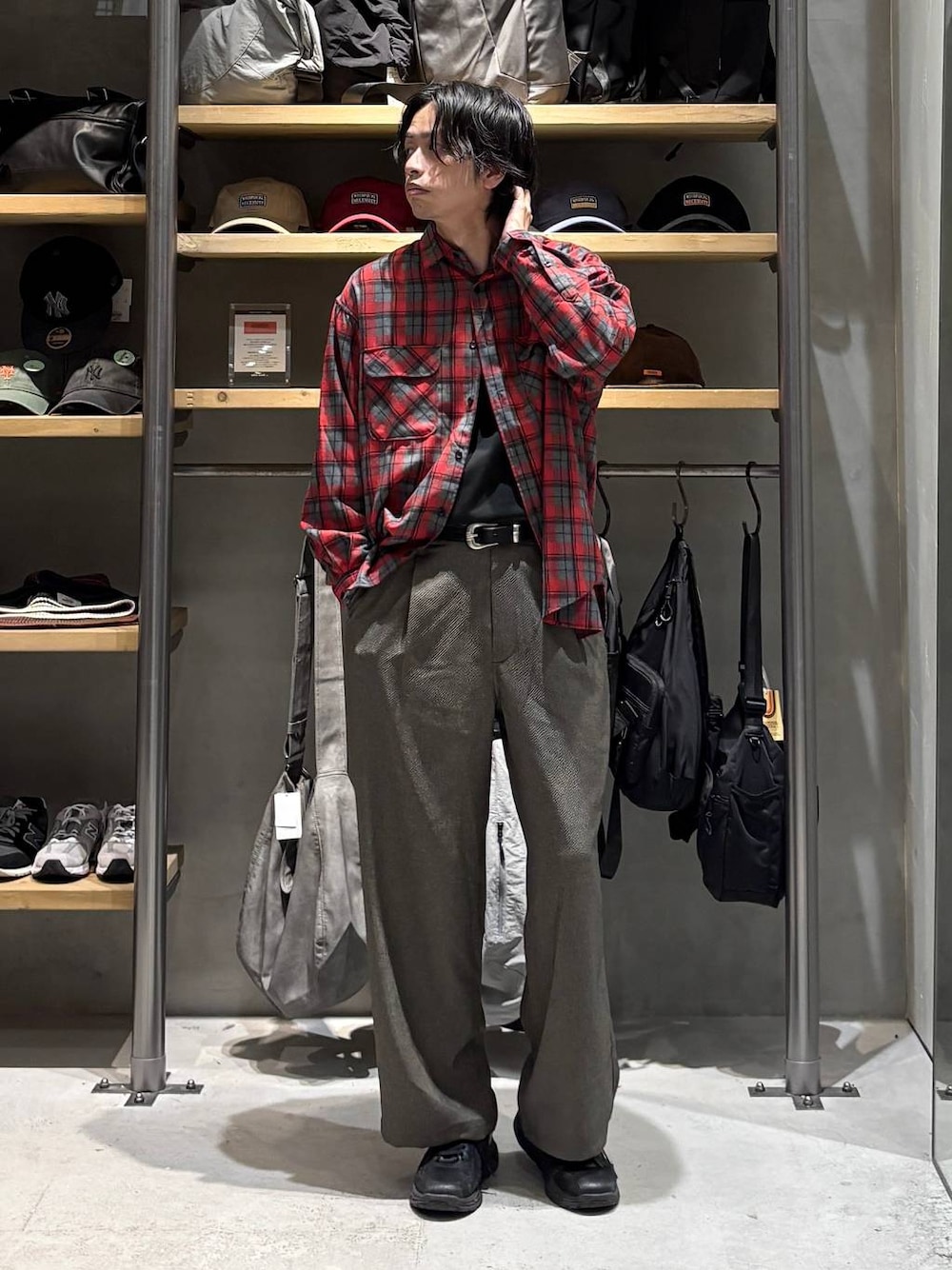 ブラック系のTシャツ/カットソー、レッド系のシャツ/ブラウス、ベージュ系のその他パンツを着用したメンズの秋コーディネートの1枚目の写真