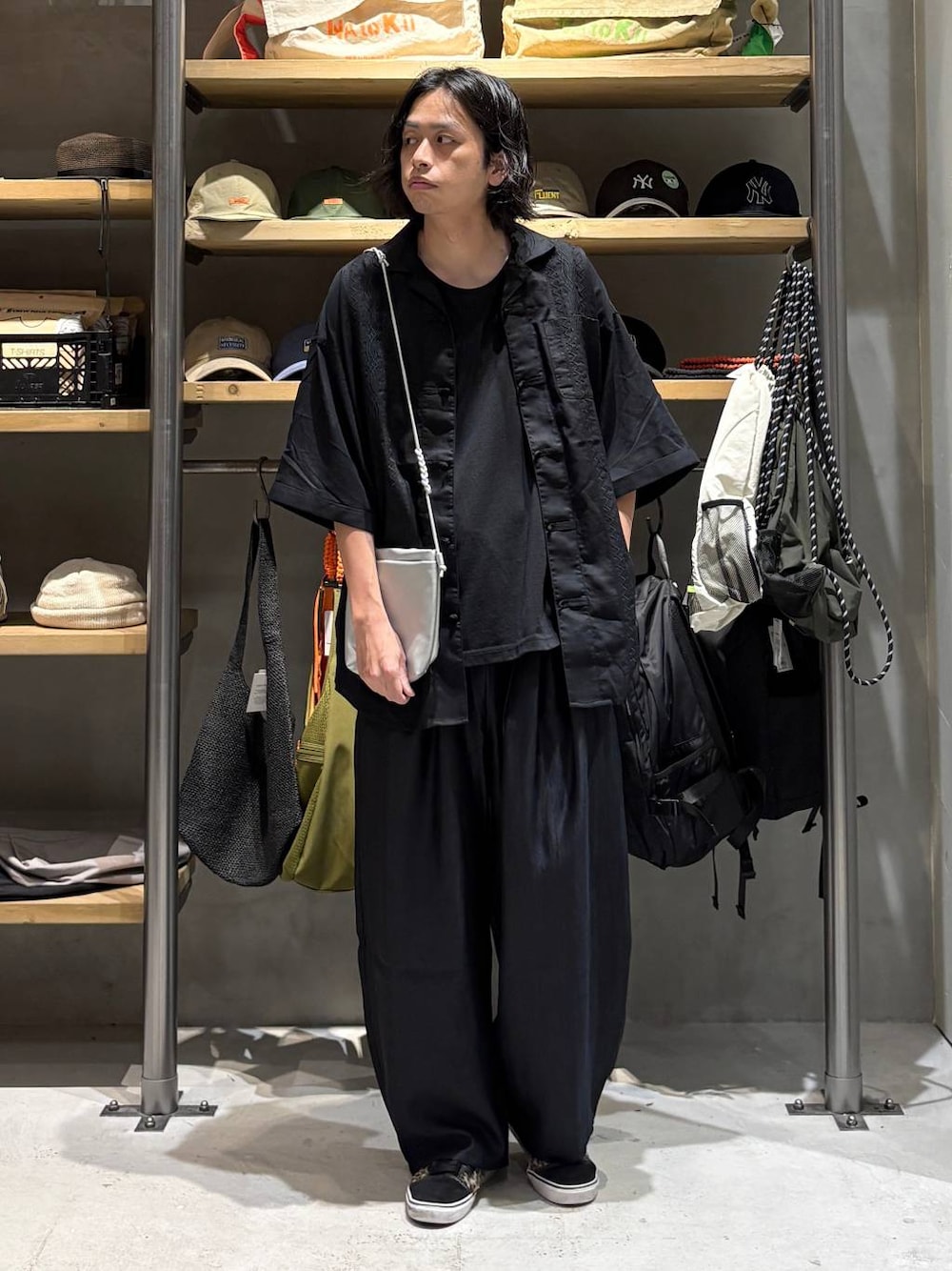 ブラック系のTシャツ/カットソー、シルバー系のショルダーバッグ、ブラック系のシャツ/ブラウスを着用したメンズの夏コーディネートの1枚目の写真