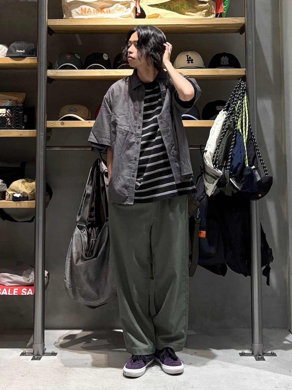 ブラック系のTシャツ/カットソー、グリーン系のその他パンツ、グレー系のシャツ/ブラウスを着用したメンズの夏コーディネートの1枚目の写真