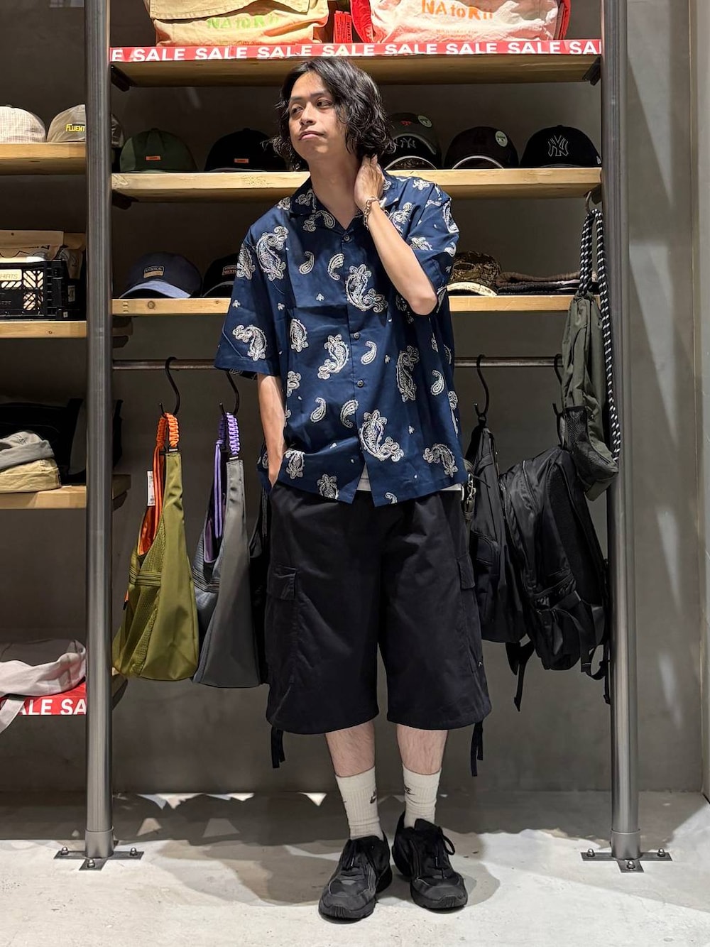 ブラック系のカーゴパンツ、ブルー系のシャツ/ブラウス、その他のブレスレットを着用したメンズの夏コーディネートの1枚目の写真