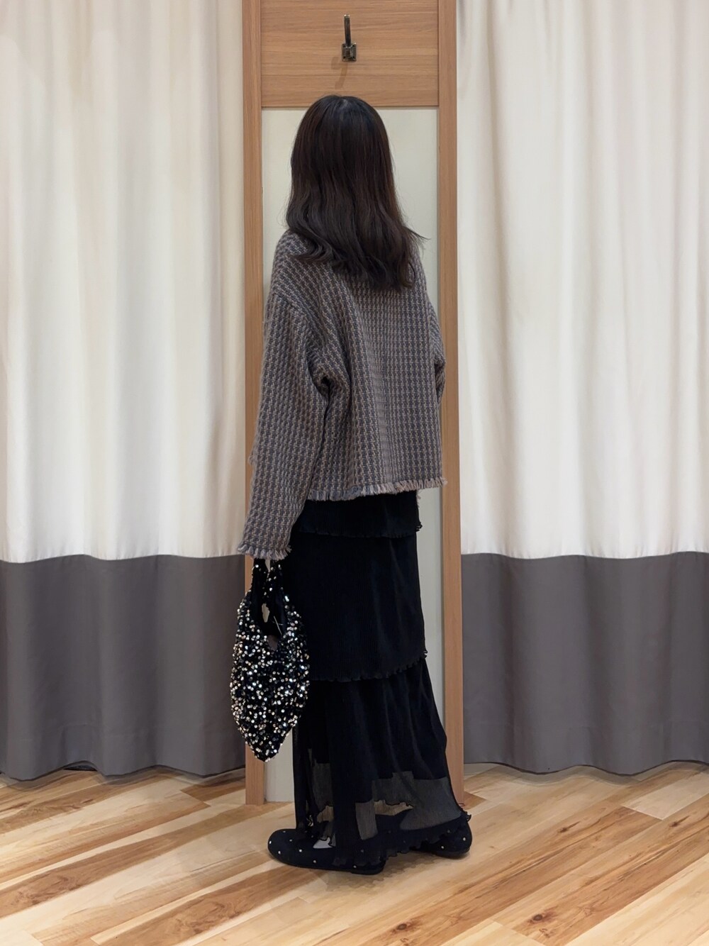 「スパンコール、お出掛けコーデ、大人かわいい、冬服、秋冬、秋冬コーデ、ラメ、ティアードスカート、デートコーデ、低身長、低身長コーデ、サマンサ モスモス(Samansa Mos2)、Samansa Mos2 blue」｜「Samansa Mos2のクルーネックフリンジジャケット（ノーカラージャケット、グレー系）」を使った、ayuさん（レディース・153cm）の冬コーディネートの1枚目の写真