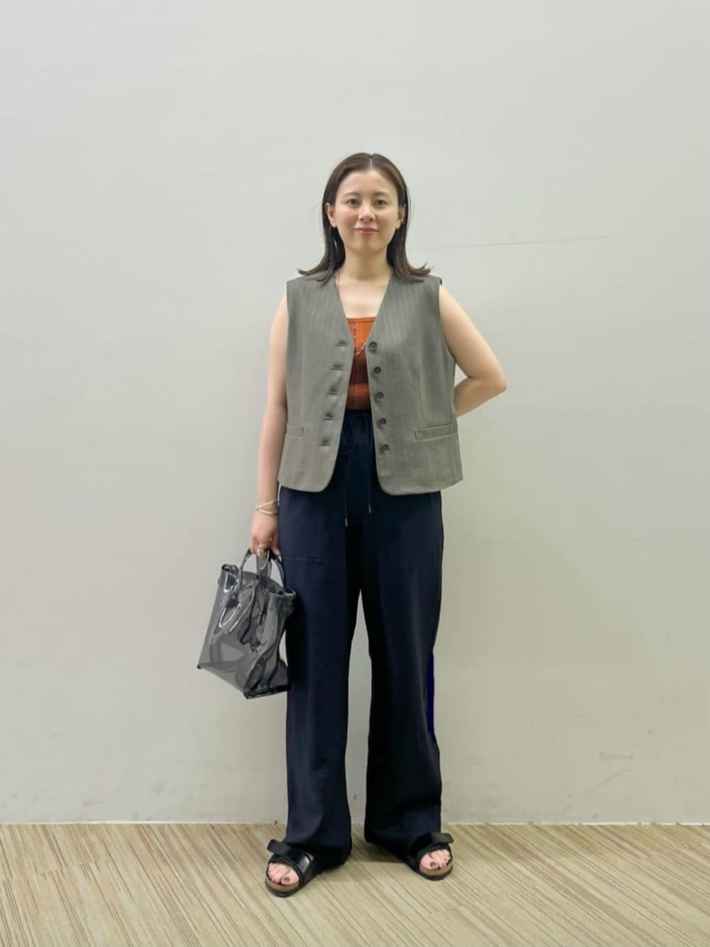 「リラックス、モード、ベスト、サンダル、骨格ストレート、イエベ春、夏服、夏コーデ、BEAUTY&YOUTH」｜「BEAUTY&YOUTH UNITED ARROWSのチョークストライプ ベスト（ベスト、グリーン系）」を使った、Nakamotoさん（レディース・152cm）の夏コーディネートの1枚目の写真